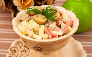 Салат с колбасой, картофелем и грибами