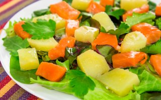 Салат с горбушей и картофелем