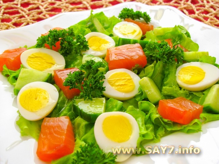 Салат с горбушей, огурцами и яйцами