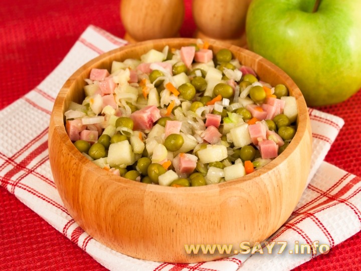 Салат с квашеной капустой, ветчиной и яблоком