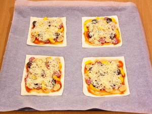 Пицца из готового слоеного теста – вкусно, быстро и просто