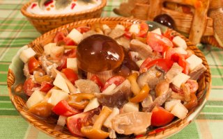 Салат с маринованными грибами и помидорами