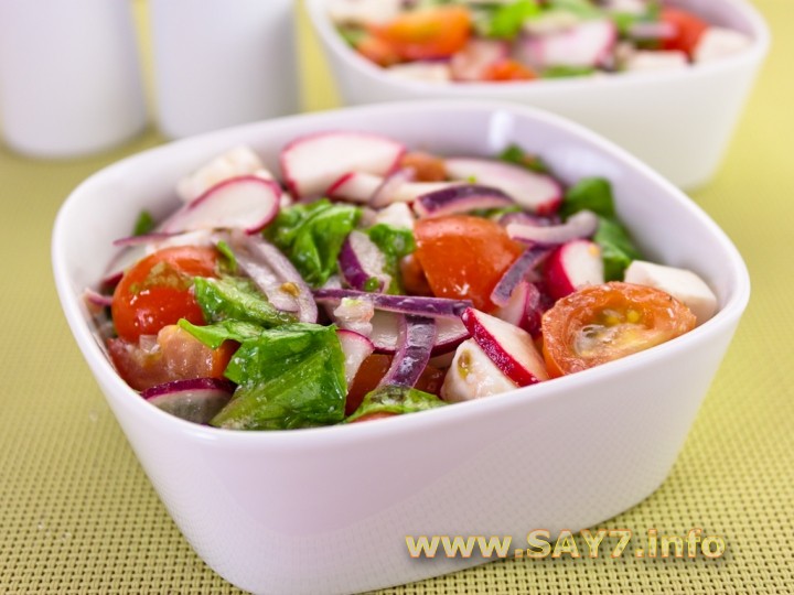 Салат с редисом, помидорами и фетой