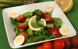 Салат с помидорами, спаржей и яйцами