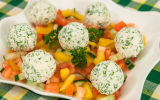 Овощной салат с шариками из феты и маслин