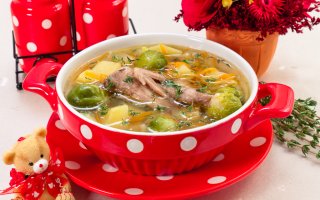 Суп с перепелами, брюссельской капустой и картофелем
