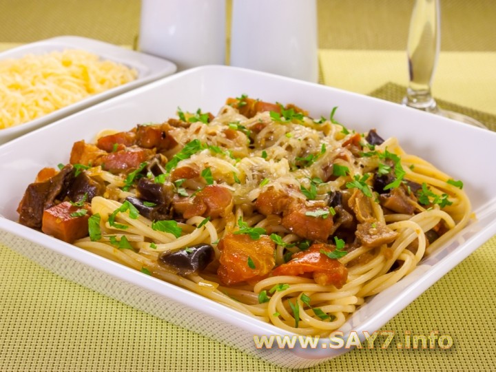 Спагетти с баклажанами, белыми грибами и грудинкой