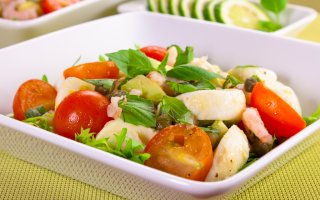 Салат с моцареллой, помидорами, креветками и авокадо