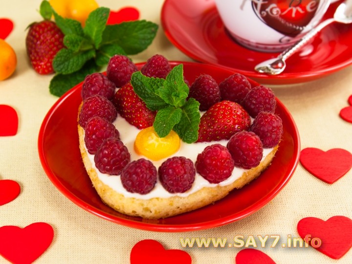 Цитрусовые пирожные Валентинки с фруктами