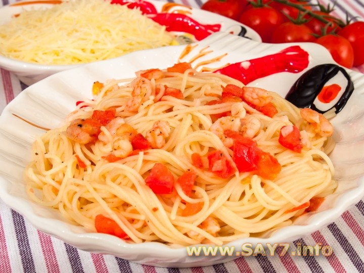 Спагетти с креветками и помидорами