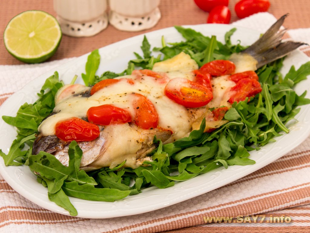 Рыба запеченная с помидорами и сыром. Тилапия с моцареллой. Горбуша с моцареллой. Форель запеченная с помидорами и сыром. Рыба с помидорами.