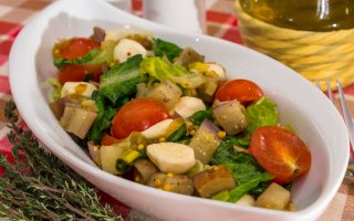 Салат с баклажанами, помидорами и моцареллой