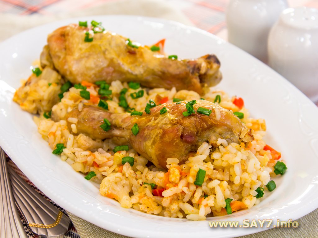 Рецепт: Запеченные куриные ножки с рисом и овощами | в духовке