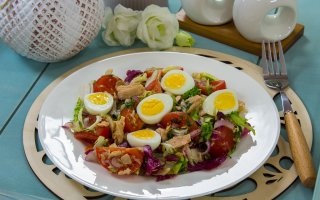 Салат с тунцом, помидорами и яйцами