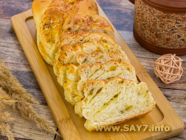 Хлеб с пармезаном, чесноком и травами